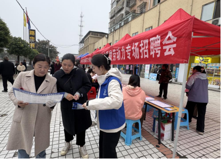 金秋送岗暖民心 精准帮扶促增收——老河口市人社局书写稳就业促增收温暖答卷